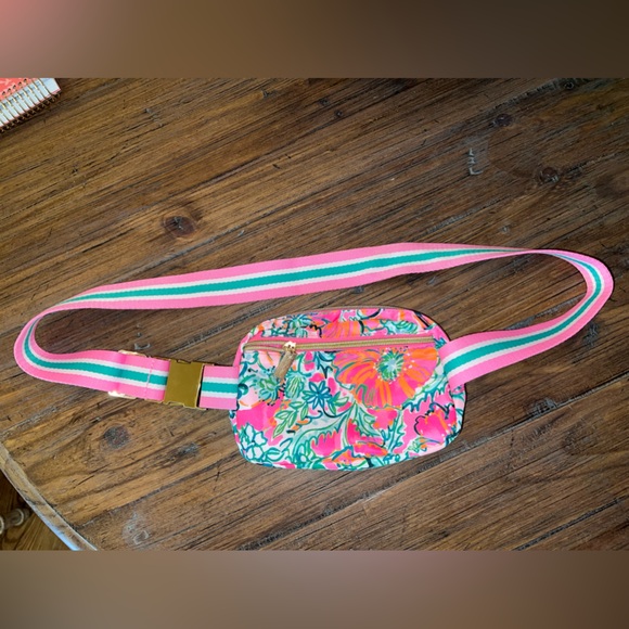 Lilly Pulitzer Runaround printed belt bag in Soleil Pink perfect poppy - Picture 2 of 16